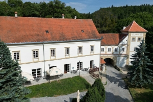 Zámek Račice -Předzámčí